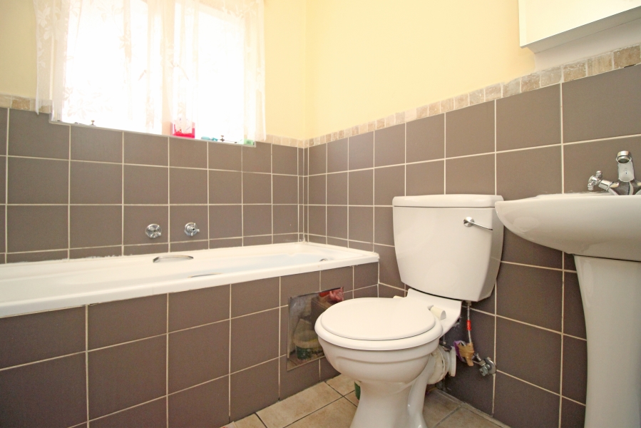 To Let 2 Bedroom Property for Rent in Buccleuch Gauteng