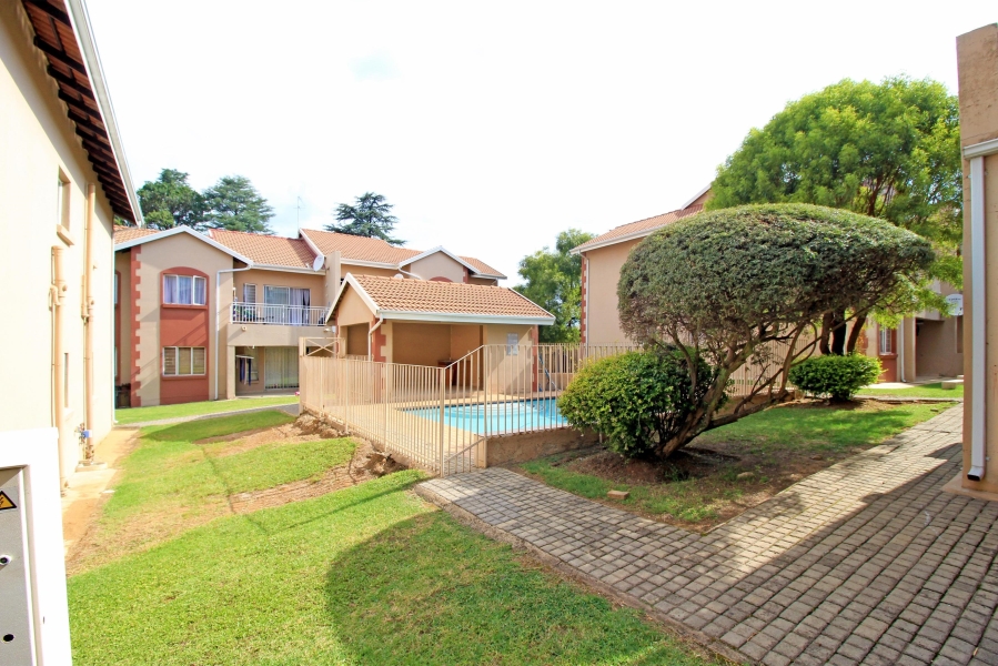 To Let 2 Bedroom Property for Rent in Buccleuch Gauteng