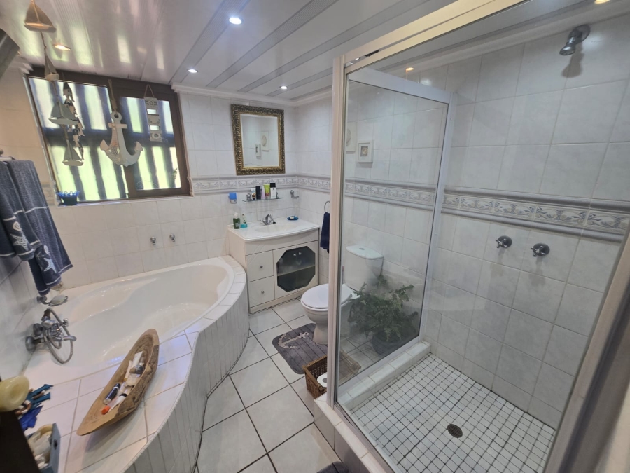 4 Bedroom Property for Sale in Parkhill Gardens Gauteng