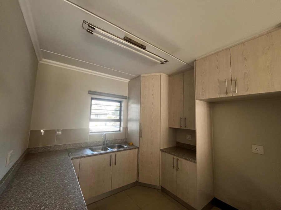 To Let 2 Bedroom Property for Rent in Crowthorne AH Gauteng