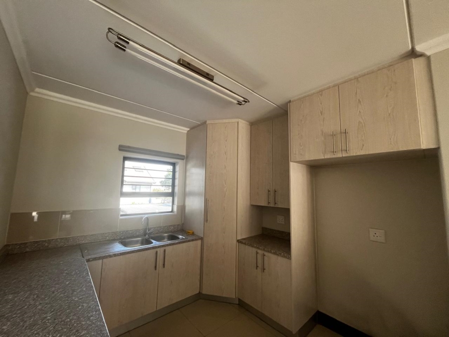 To Let 2 Bedroom Property for Rent in Crowthorne AH Gauteng