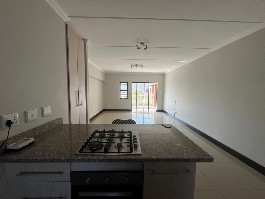 To Let 2 Bedroom Property for Rent in Crowthorne AH Gauteng