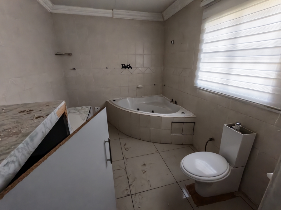 7 Bedroom Property for Sale in Karenpark Gauteng