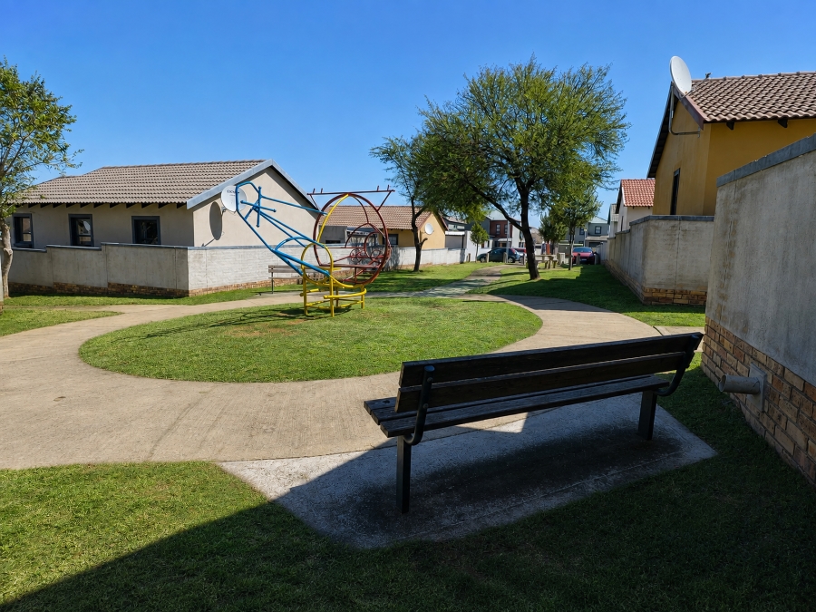 3 Bedroom Property for Sale in Kosmosdal Gauteng