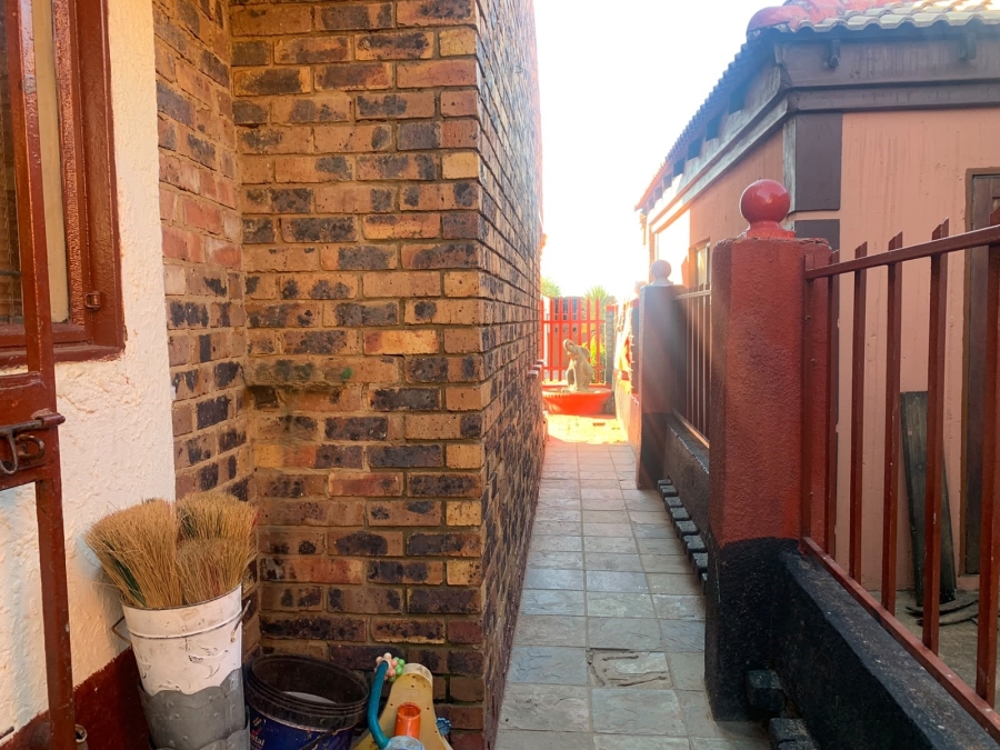 3 Bedroom Property for Sale in Lakeside Gauteng