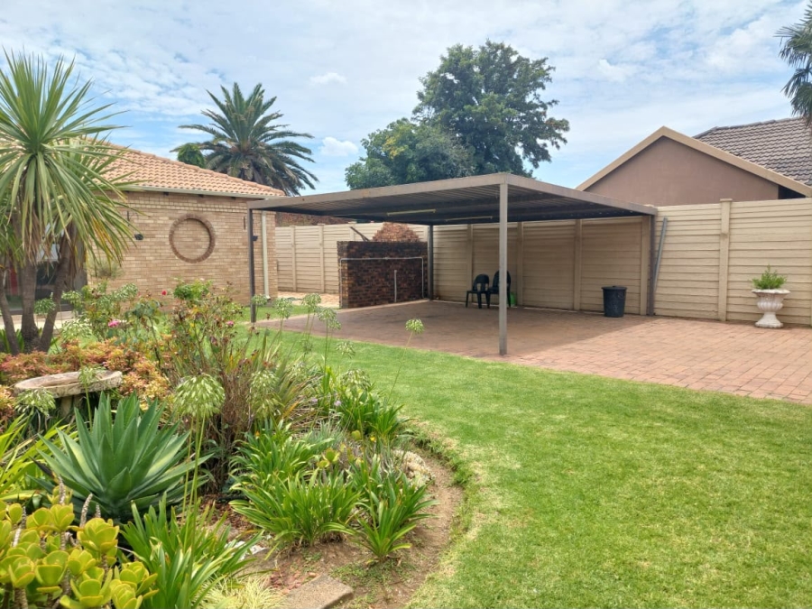 4 Bedroom Property for Sale in Waldrift Gauteng