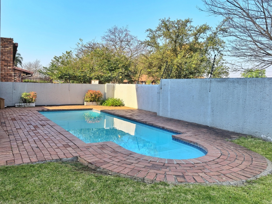 To Let 2 Bedroom Property for Rent in Fairland Gauteng