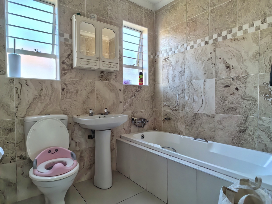 To Let 2 Bedroom Property for Rent in Fairland Gauteng