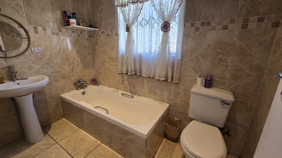 4 Bedroom Property for Sale in Albertsdal Gauteng
