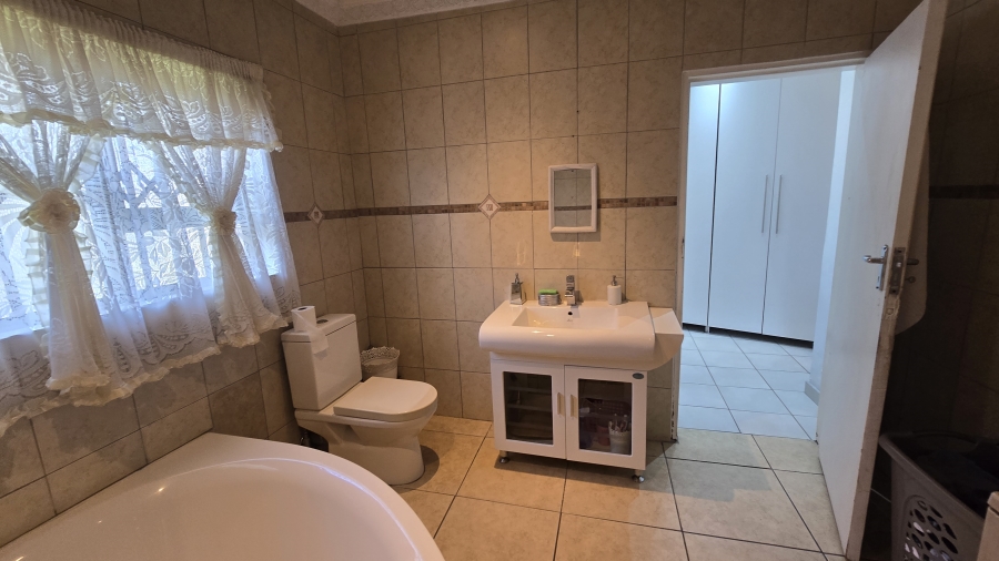 4 Bedroom Property for Sale in Albertsdal Gauteng