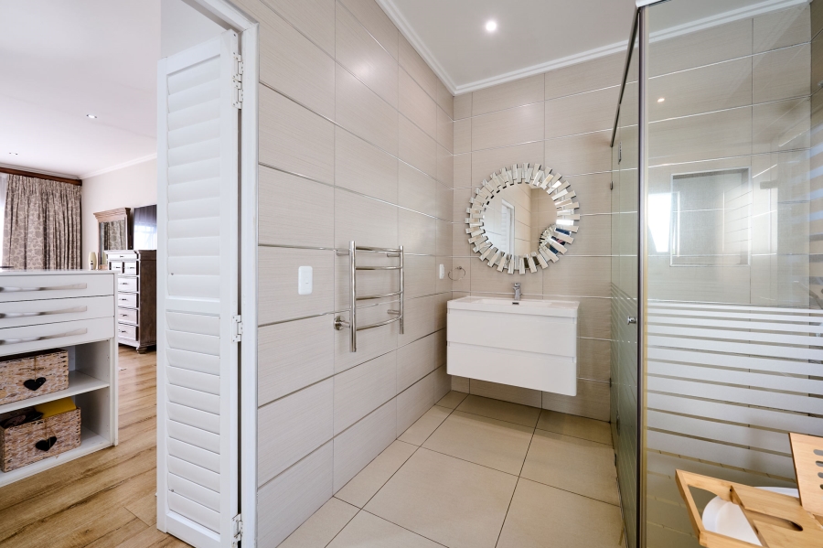 5 Bedroom Property for Sale in Waterfall Country Estate Gauteng