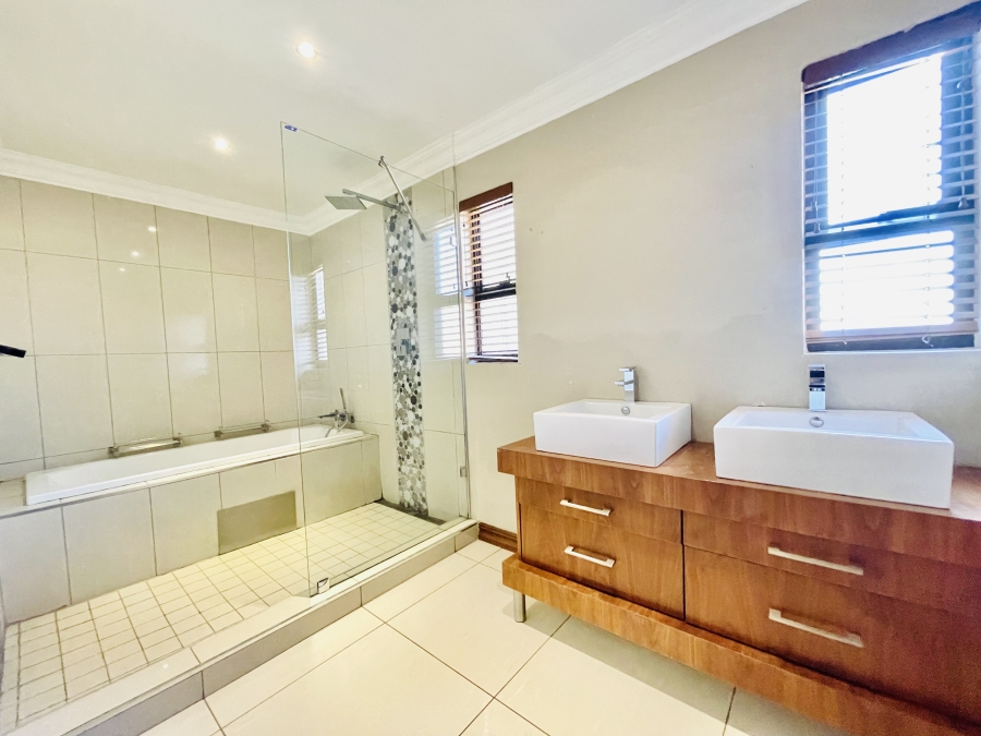 5 Bedroom Property for Sale in Serengeti Lifestyle Estate Gauteng