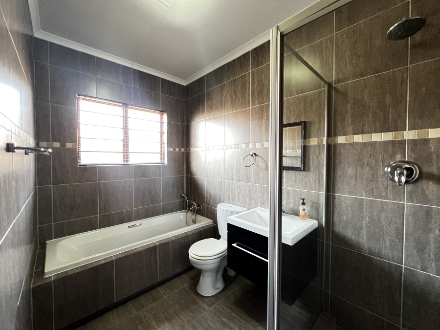 To Let 4 Bedroom Property for Rent in Noordwyk Gauteng