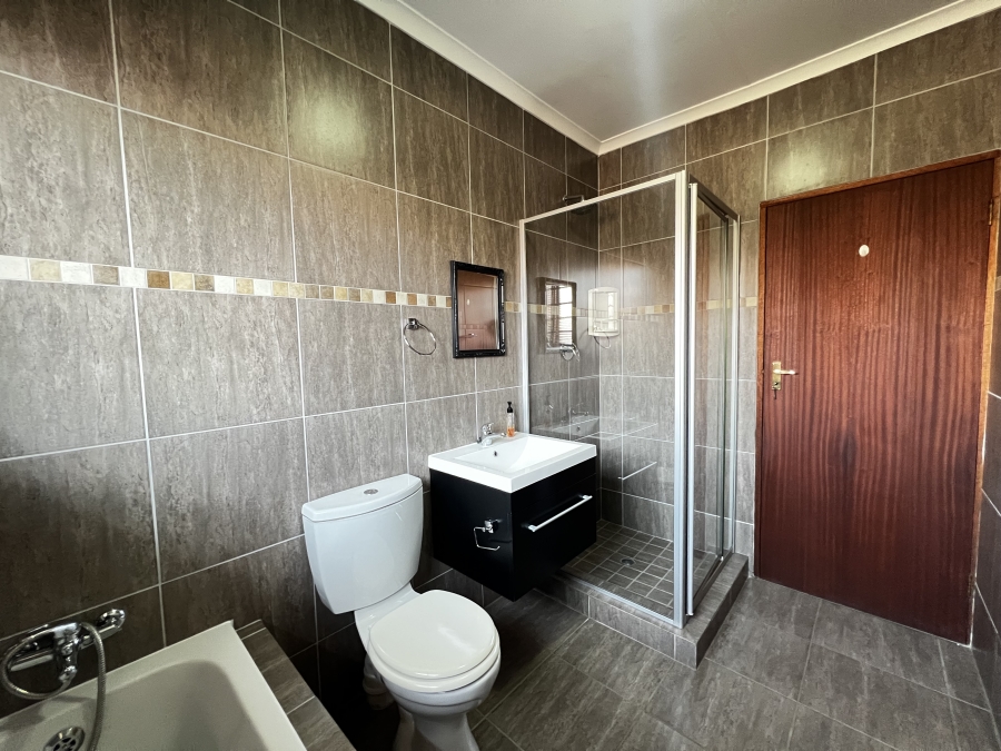 To Let 4 Bedroom Property for Rent in Noordwyk Gauteng