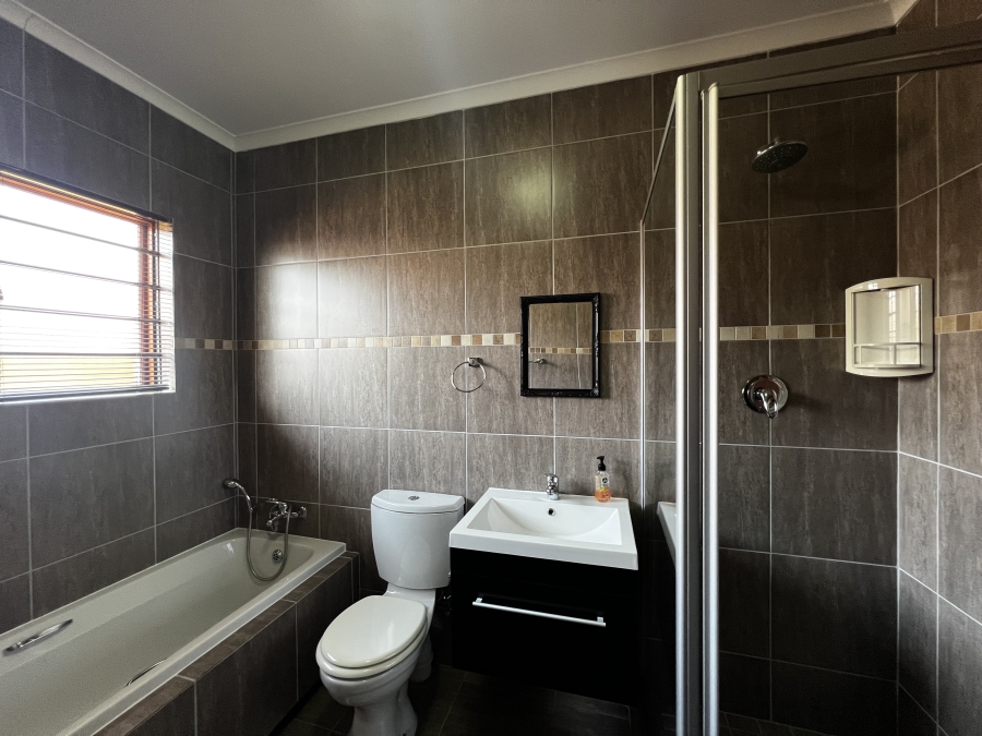To Let 4 Bedroom Property for Rent in Noordwyk Gauteng
