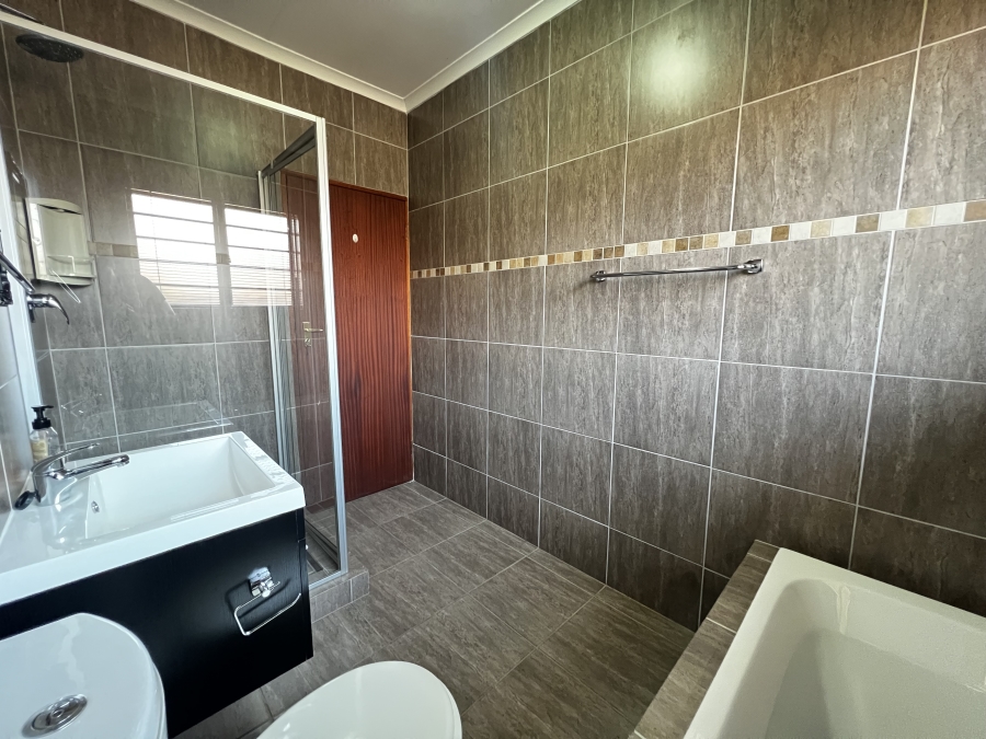 To Let 4 Bedroom Property for Rent in Noordwyk Gauteng