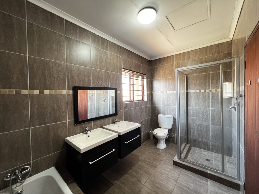 To Let 4 Bedroom Property for Rent in Noordwyk Gauteng