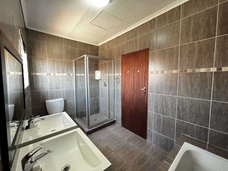 To Let 4 Bedroom Property for Rent in Noordwyk Gauteng