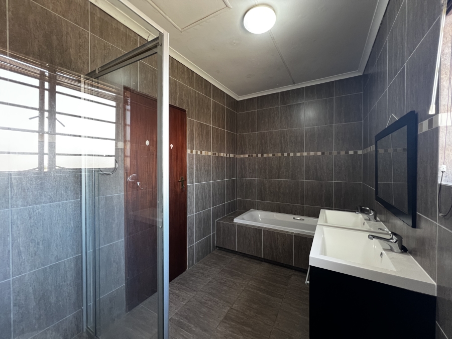 To Let 4 Bedroom Property for Rent in Noordwyk Gauteng