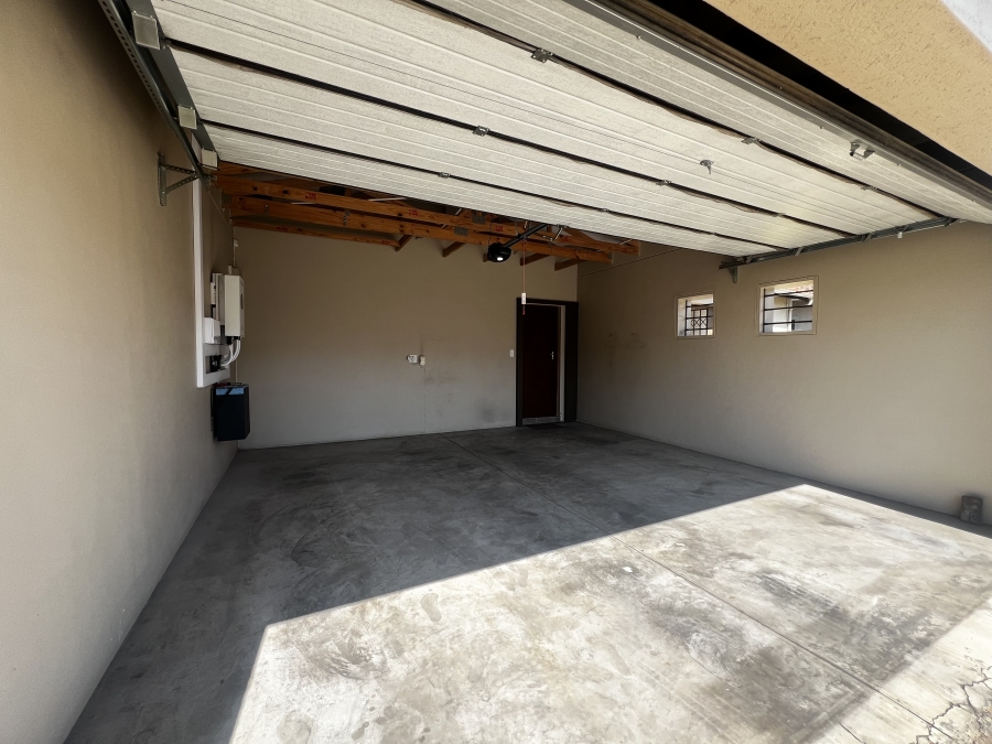 To Let 4 Bedroom Property for Rent in Noordwyk Gauteng