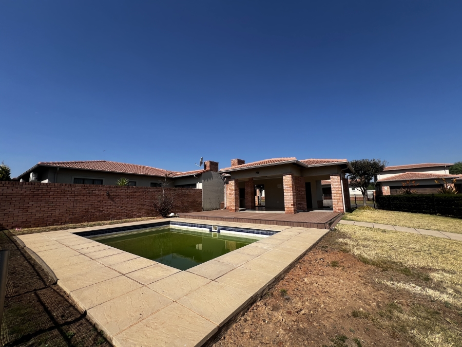 To Let 4 Bedroom Property for Rent in Noordwyk Gauteng