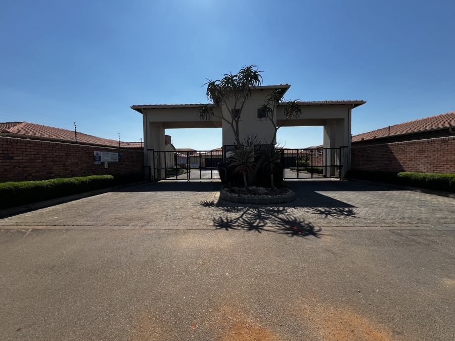 To Let 4 Bedroom Property for Rent in Noordwyk Gauteng