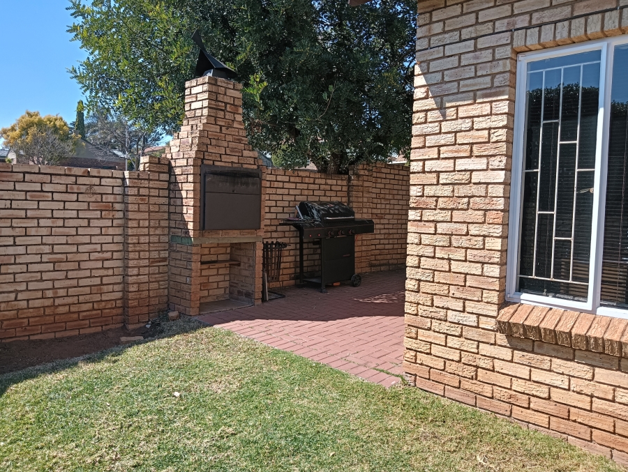 3 Bedroom Property for Sale in Honeydew Ridge Gauteng