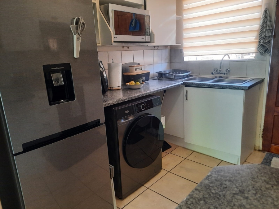 To Let 2 Bedroom Property for Rent in Little Falls Gauteng
