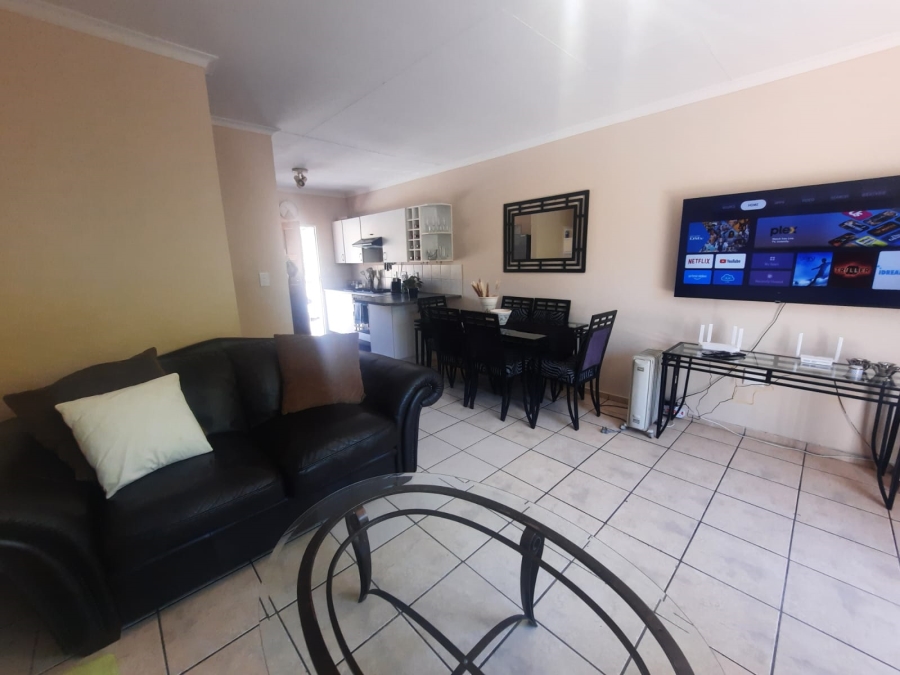 To Let 2 Bedroom Property for Rent in Little Falls Gauteng