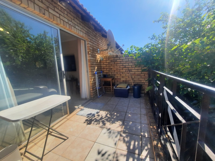 To Let 2 Bedroom Property for Rent in Little Falls Gauteng