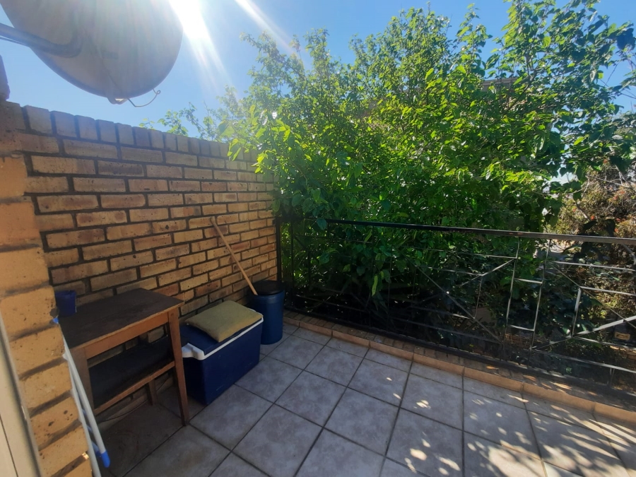 To Let 2 Bedroom Property for Rent in Little Falls Gauteng