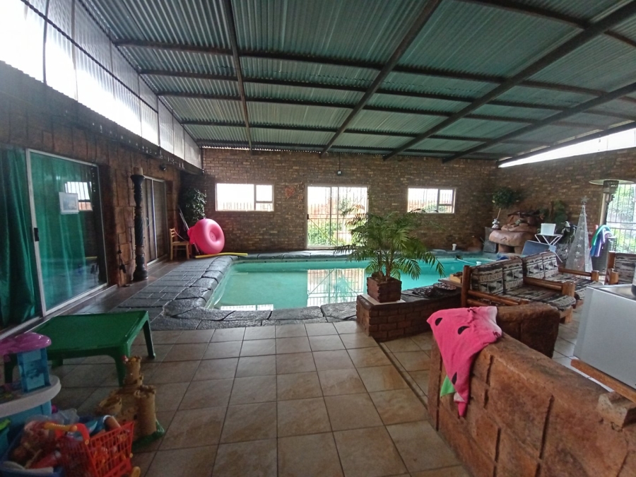 6 Bedroom Property for Sale in Tileba Gauteng