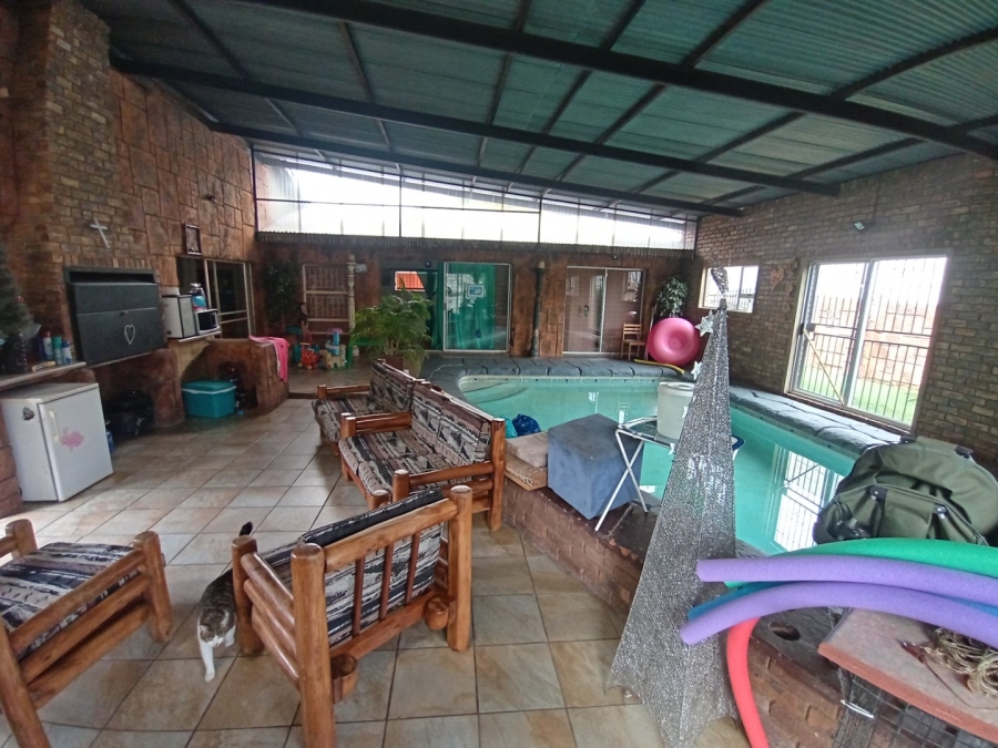 6 Bedroom Property for Sale in Tileba Gauteng