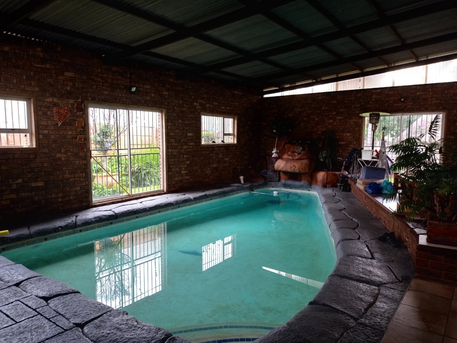 6 Bedroom Property for Sale in Tileba Gauteng