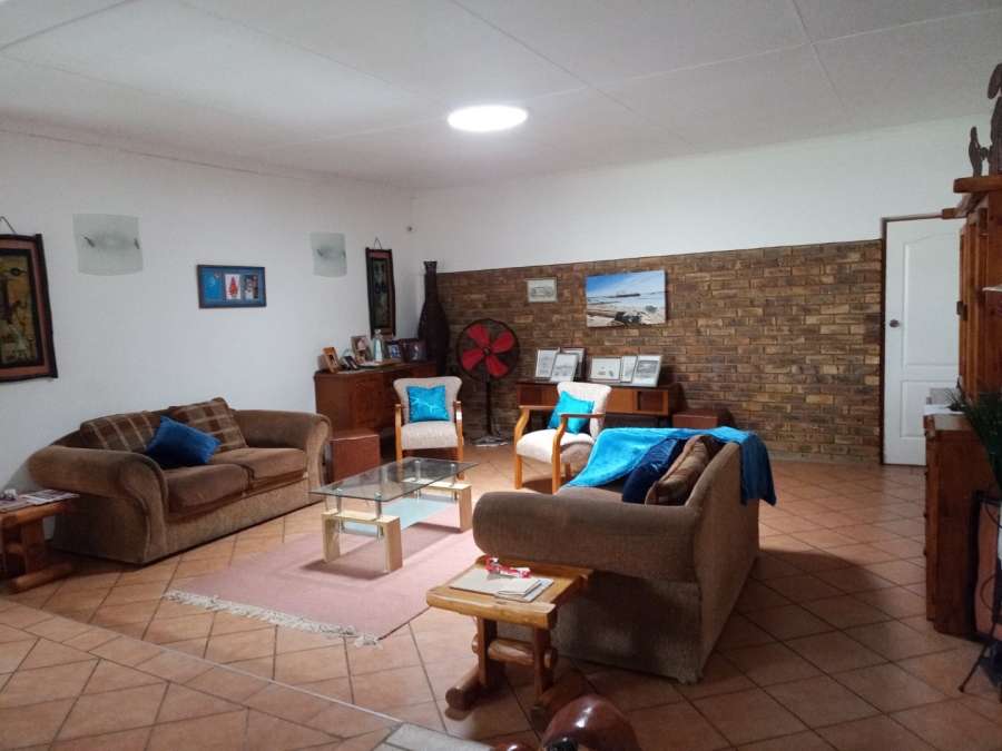 6 Bedroom Property for Sale in Tileba Gauteng