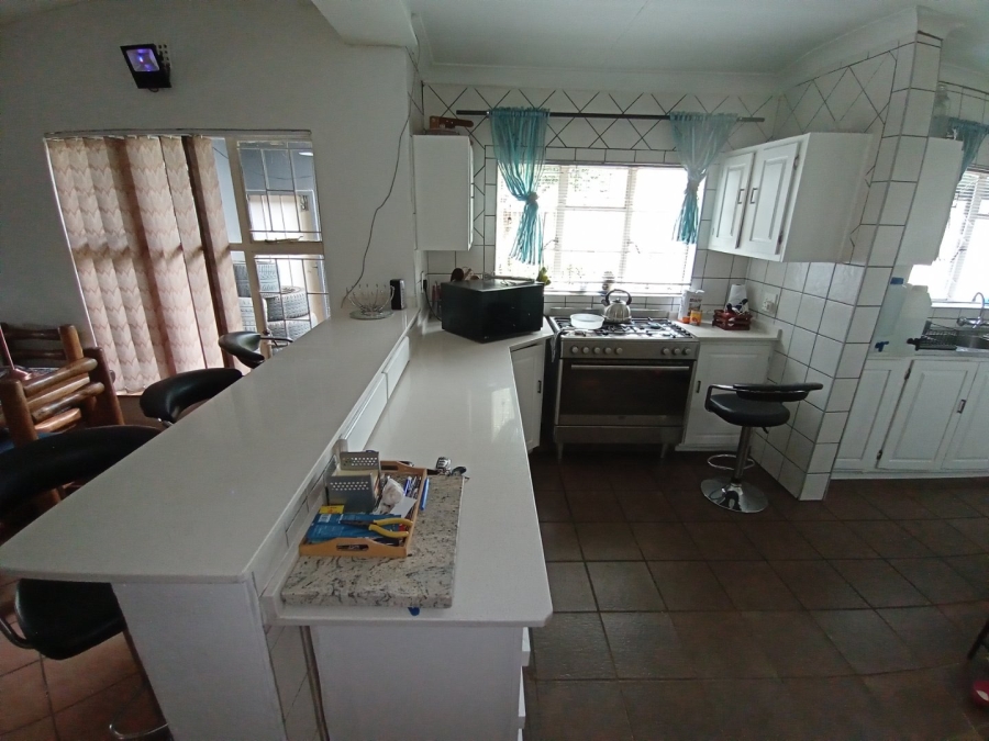 6 Bedroom Property for Sale in Tileba Gauteng