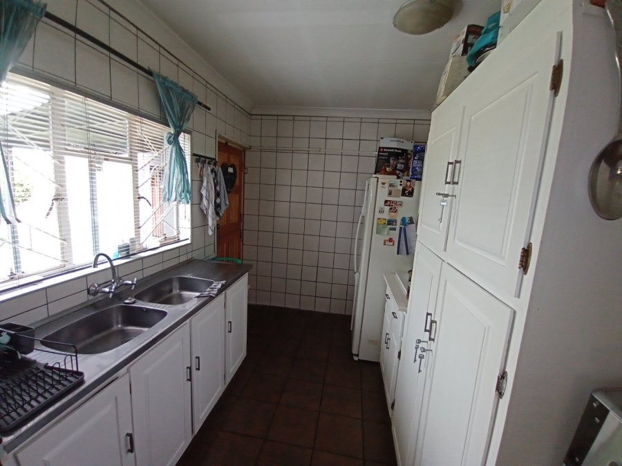 6 Bedroom Property for Sale in Tileba Gauteng