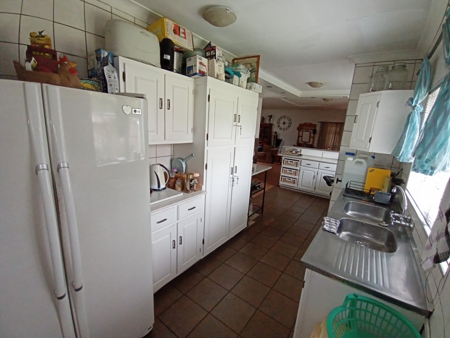 6 Bedroom Property for Sale in Tileba Gauteng