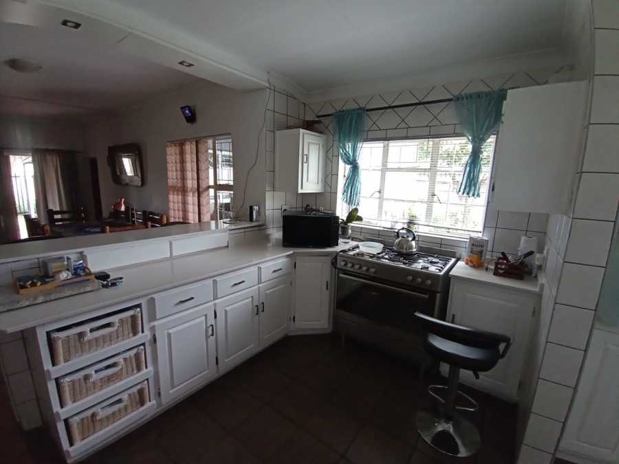 6 Bedroom Property for Sale in Tileba Gauteng