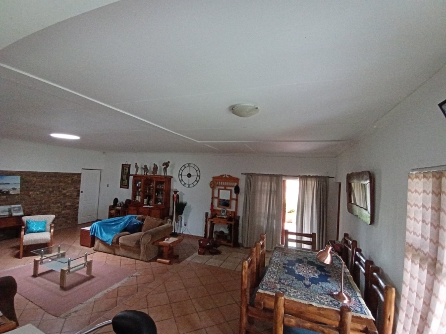 6 Bedroom Property for Sale in Tileba Gauteng