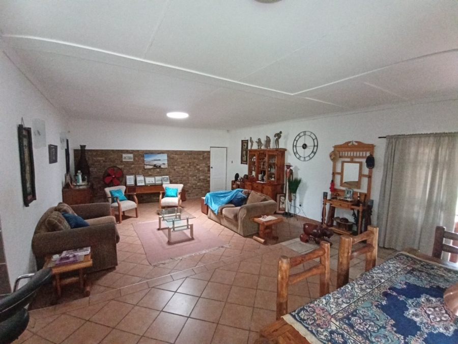 6 Bedroom Property for Sale in Tileba Gauteng