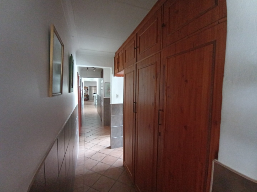 6 Bedroom Property for Sale in Tileba Gauteng