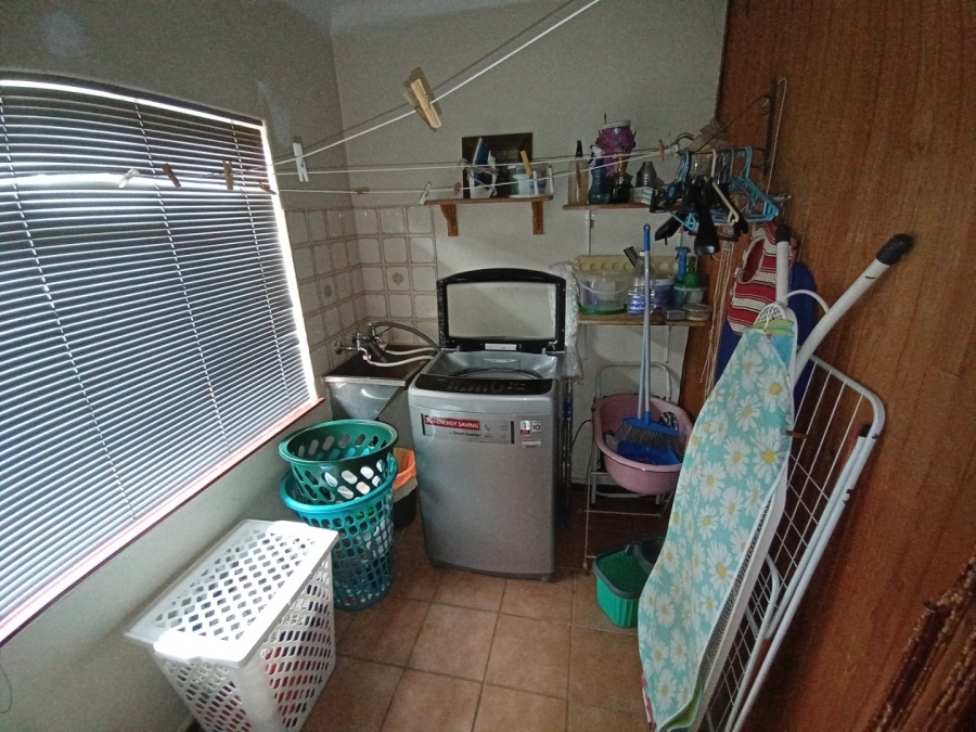 6 Bedroom Property for Sale in Tileba Gauteng