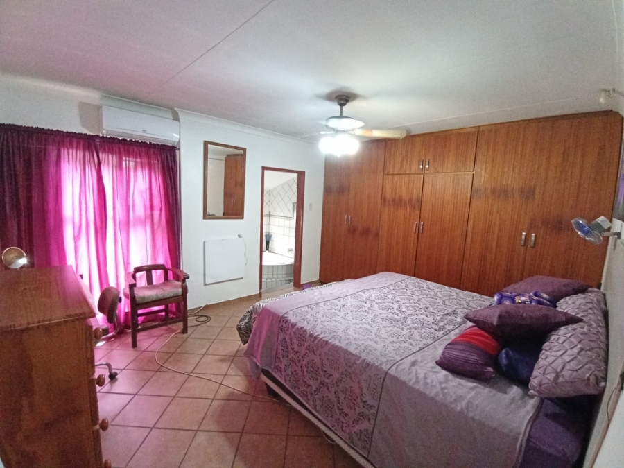 6 Bedroom Property for Sale in Tileba Gauteng