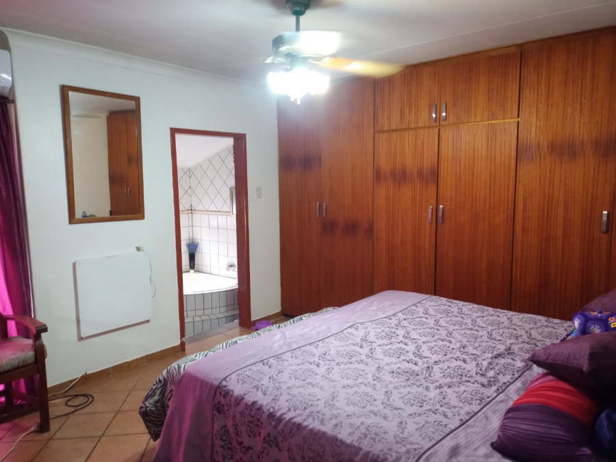 6 Bedroom Property for Sale in Tileba Gauteng