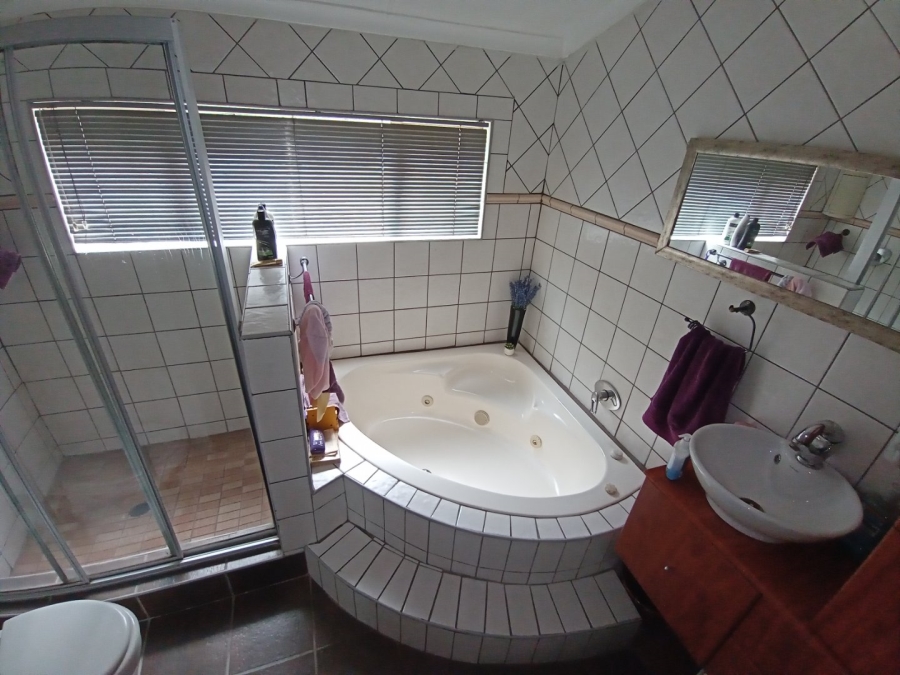 6 Bedroom Property for Sale in Tileba Gauteng