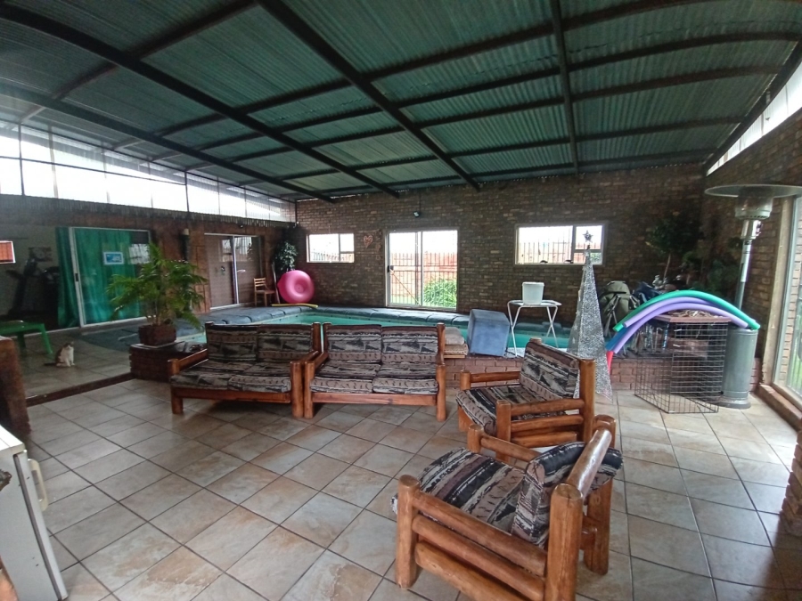 6 Bedroom Property for Sale in Tileba Gauteng