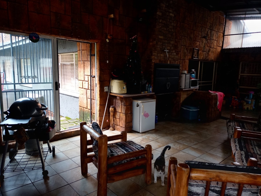 6 Bedroom Property for Sale in Tileba Gauteng