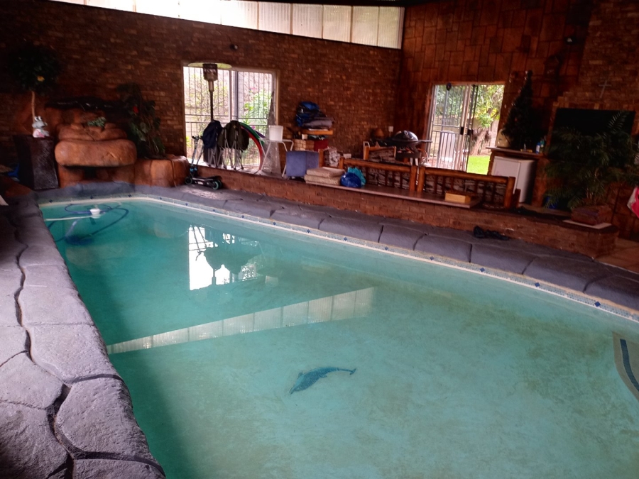 6 Bedroom Property for Sale in Tileba Gauteng