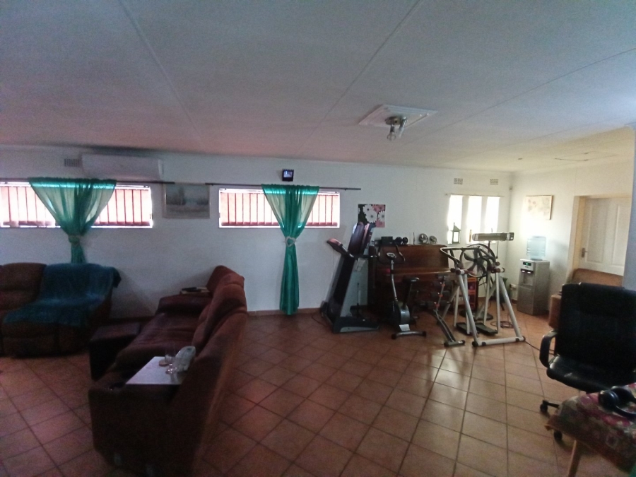 6 Bedroom Property for Sale in Tileba Gauteng